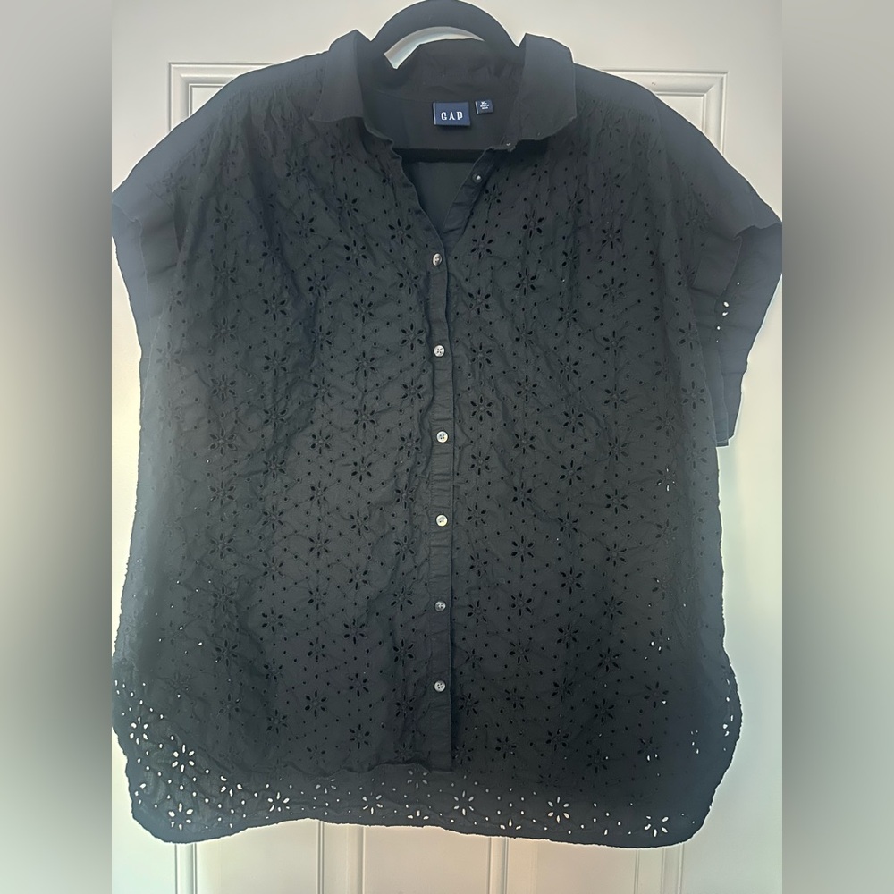 GAP women’s black eyelet short sleeve collared button down XL